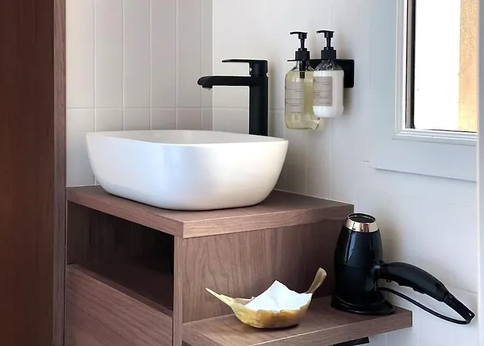 Welcoming, Lovely, Calm & Centrally Located Flat *