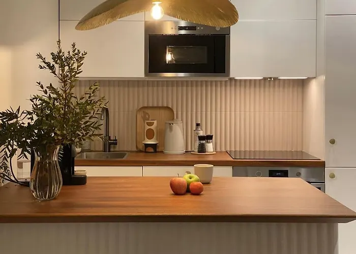 Welcoming, Lovely, Calm & Centrally Located Flat Апартаменты *