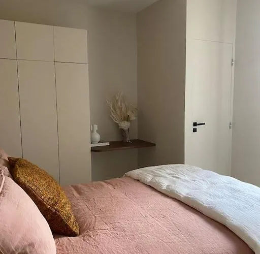 Welcoming, Lovely, Calm & Centrally Located Flat Апартаменты *